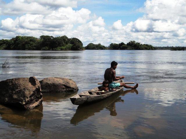 O rio Xingu, fonte de vida para seus moradores, ameaçado pela planejada usina de Belo Monte